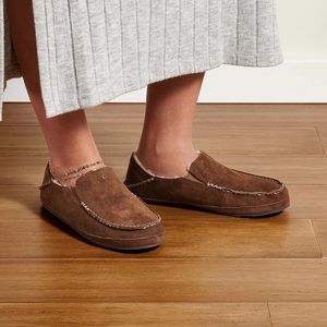 NWOT Nohea Slipper Women’s Shearling Slippers. Never worn. Size 9. Color: Ray.